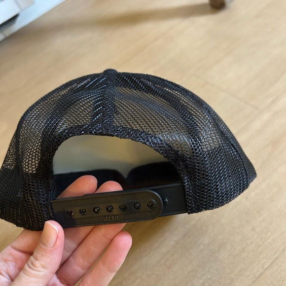 Clare v trucker hat - Picture 4 of 4